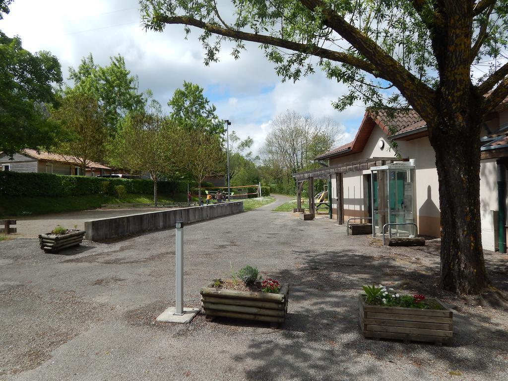 ホテルCamping Du Moulin Meyrieu-les-Etangs エクステリア 写真
